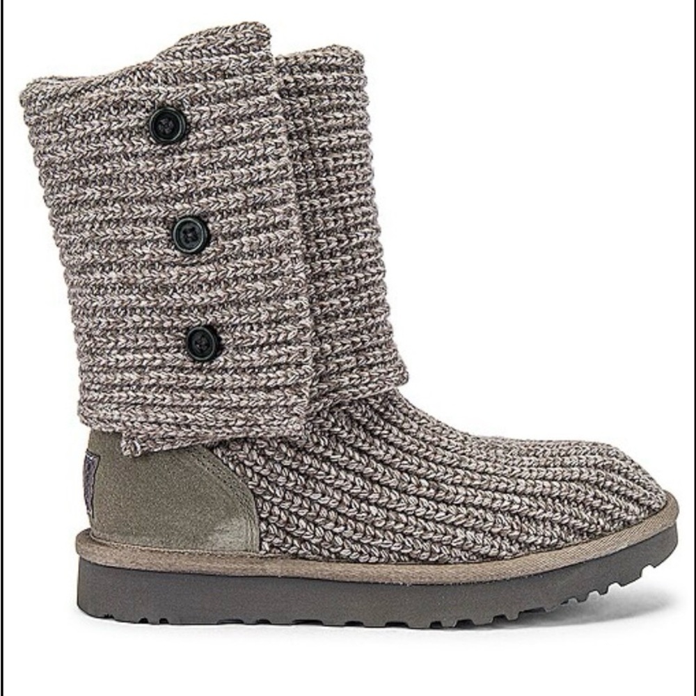 UGG Classic Cardy ll Knot Boot
size 8 EUC GRAY COLOR